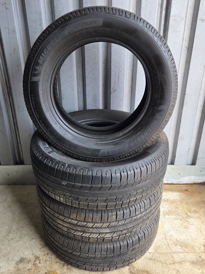 4x 215/65R17 Michelin Defender 2