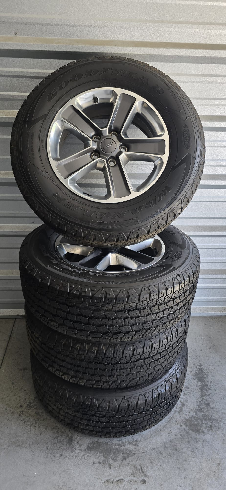4x 18" Jeep Wrangler Gladiator 2020 5x127 255 70 18 Goodyear Wrangler 113T
