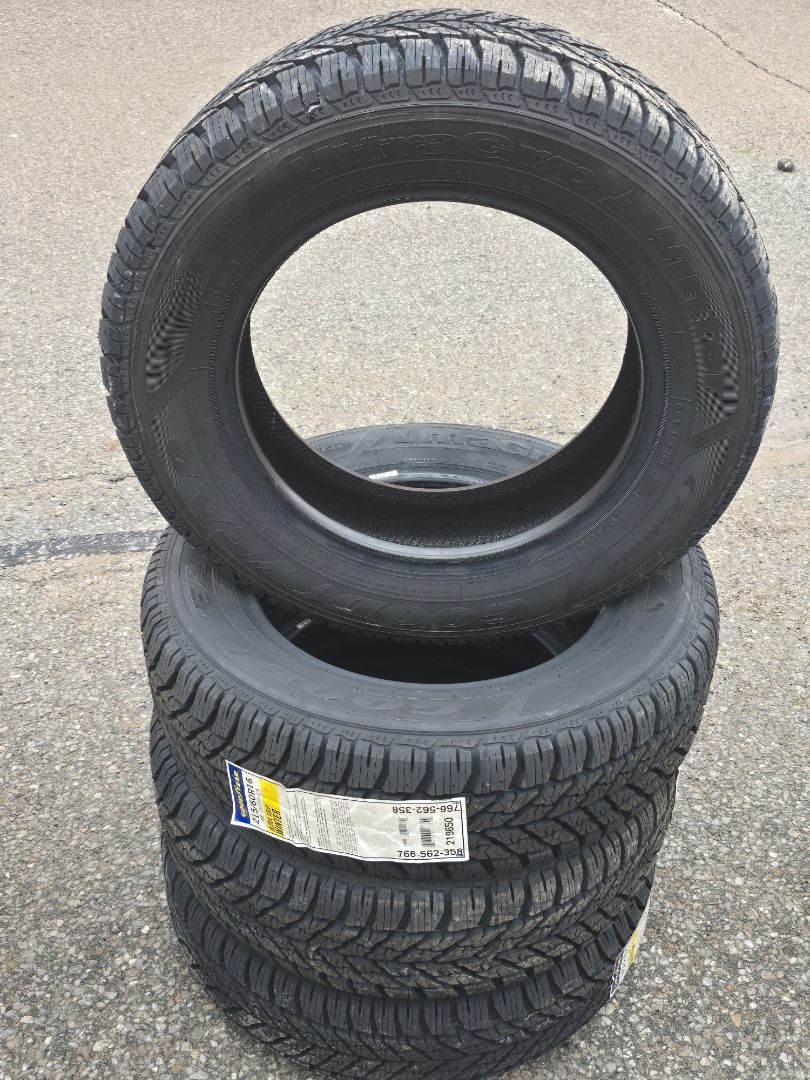 4x 215/60R16 Goodyear 95T UltraGrip Winter