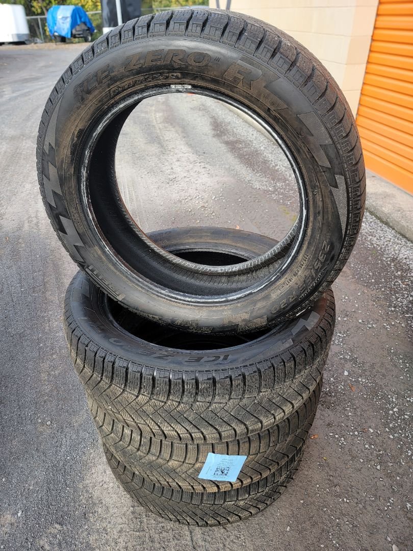 4x 235/55R20 Pirelli Ice-Zero
