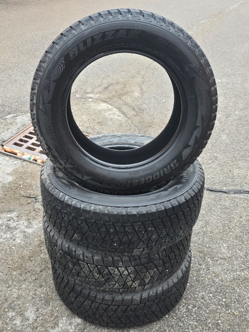 4x 245/60R18 Bridgestone Blizzak DM-V2