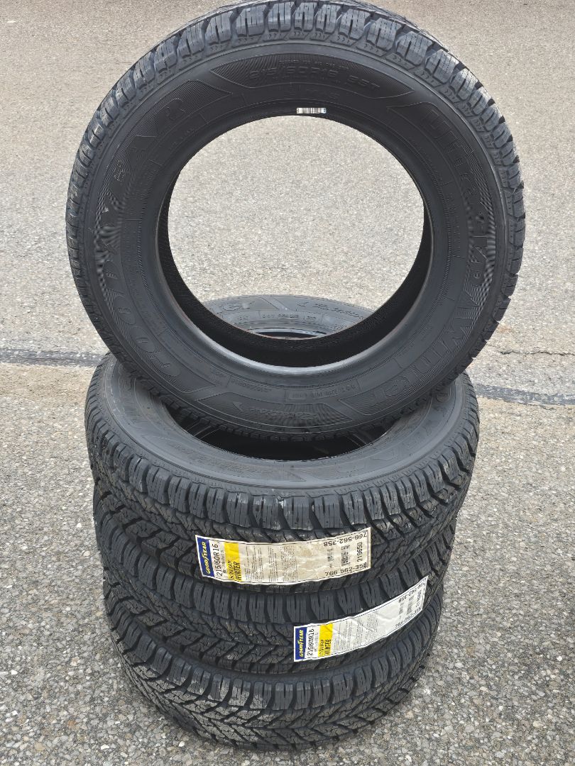 4x 215/60R16 Goodyear 95T UltraGrip Winter